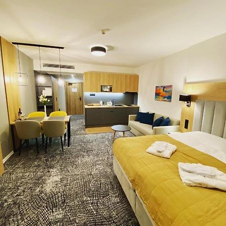 Luxapartmanbesenova Hotel Akvamarin Экстерьер фото